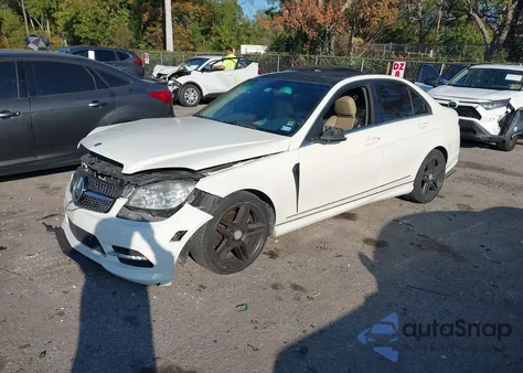 2010 Mercedes-Benz C 300 Luxury/Sport из США, поврежденный, VIN WDDGF5EB1AR099550